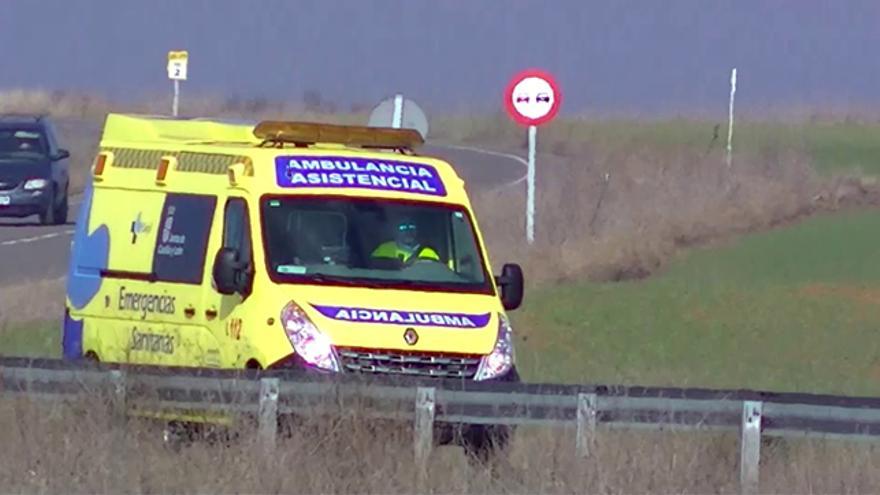 Una ambulancia del Sacyl recorre una carretera de Castilla y León.
