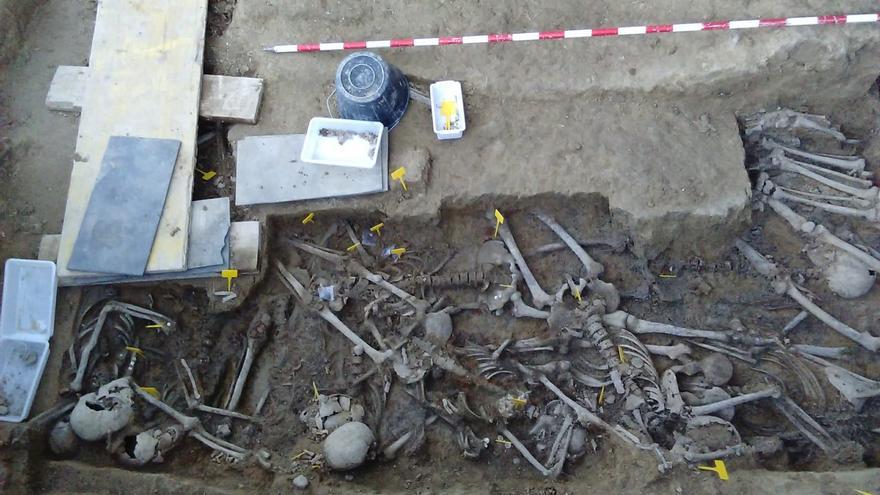 Se aprecian 19 esqueletos, aunque por el tamaño de la fosa, dicen los arqueólogos, podrían ser más