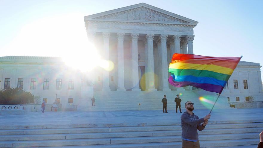 Se alza la bandera del arcoíris frente a la sede de la Corte Suprema en Washington, DC en abril 2015.