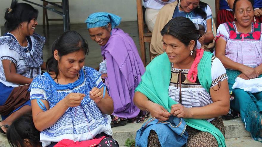 Las artesanas de Aguacatenango se reúnen para bordar. Foto: Facebook/ Impacto