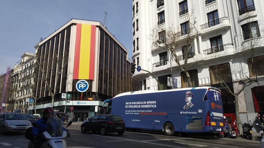 El autobús de HazteOir frente a la sede del PP en la calle Génova.