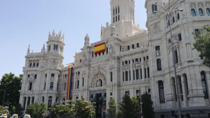 La bandera arcoíris, en un lateral de la fachada del Ayuntamiento tras la colocación de la bandera española en el centro