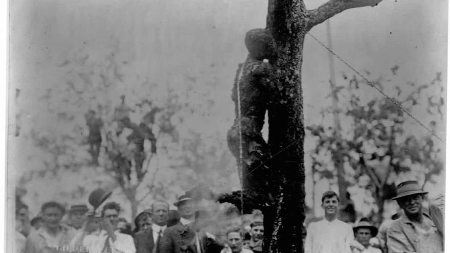 Una postal de la época con una imagen del cadáver quemado de Jesse Washington en Waco tras el linchamiento.