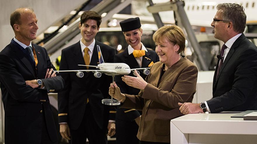 La canciller alemana, Angela Merkel, con una maqueta de un A380, en la sede de Lufthansa el 18 de noviembre de 2015.