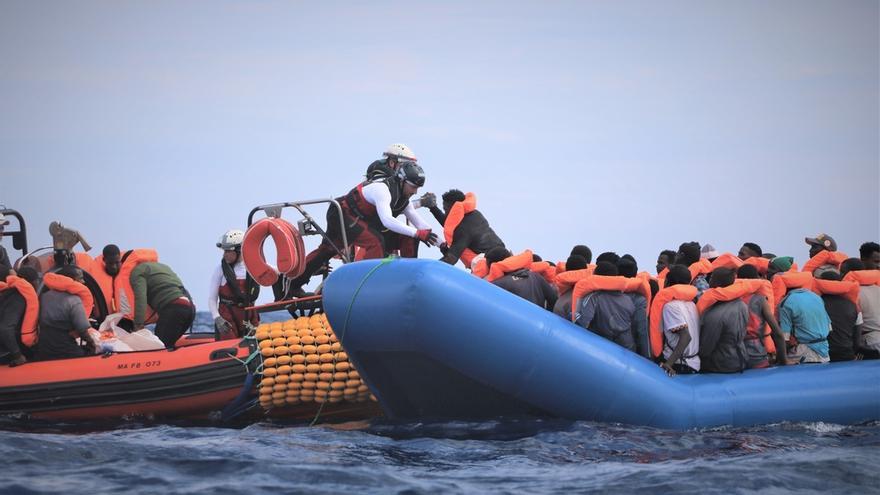 El rescate de medio centenar de personas por la tripulación del Ocean Viking.