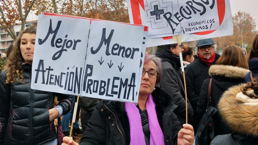 Una mujer alza un cartel con la consigna "mejor atención, menor problema", este domingo en Hortaleza