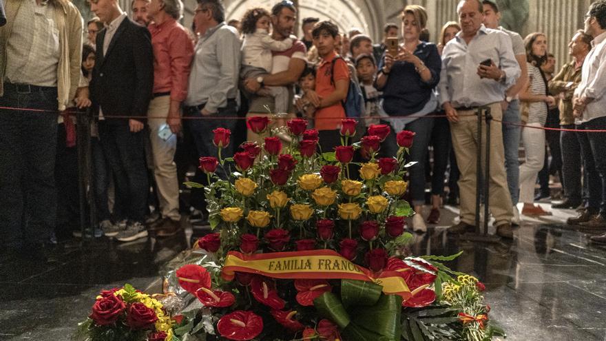 Una corona de flores depositada por la familia de Francisco Franco ante la tumba del dictador.