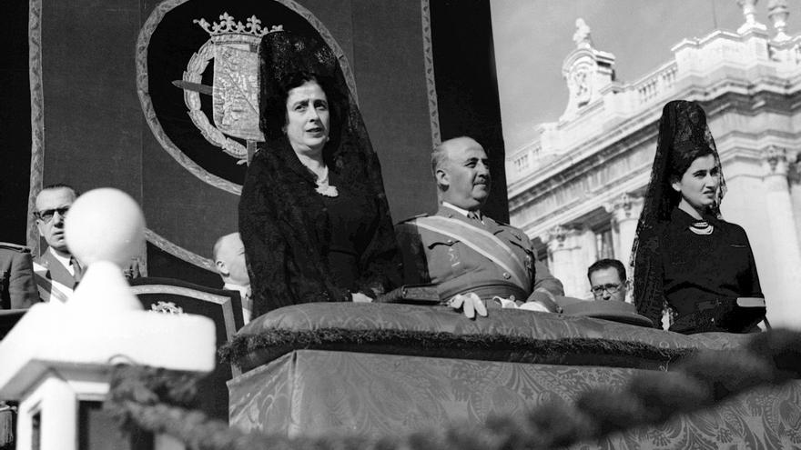 El dictador Francisco Franco, junto a su mujer y su hija, en la misa de La Almudena (1948) / EFE
