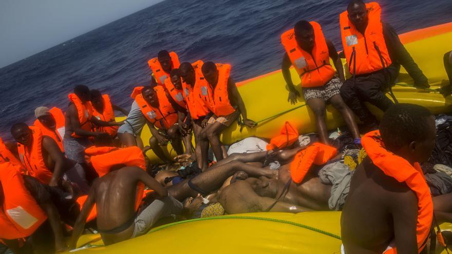 La embarcación a la deriva localizada por Proactiva Open Arms en el Mediterráneo en la que se han encontrado 13 cadáveres 