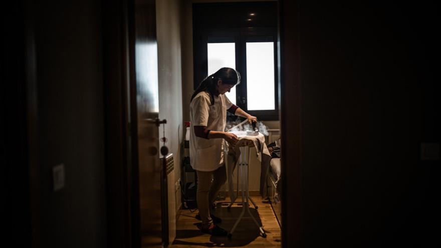 Una empleada doméstica planchando en un hogar en España. 