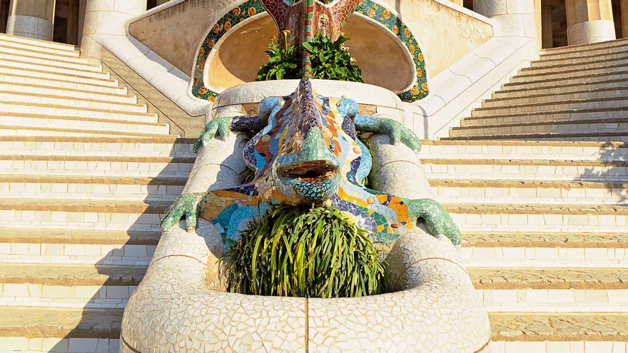 El lagarto que se encuentra entre las dos escaleras principales simétricas que llevan al gran pórtico del Park Güell
