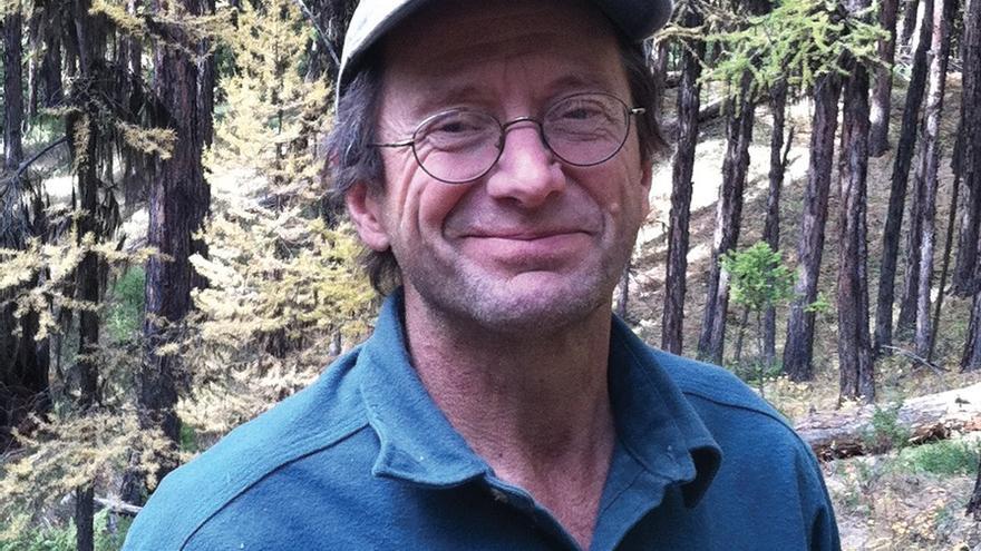 El escritor Rick Bass en los bosques del valle del Yaak.
