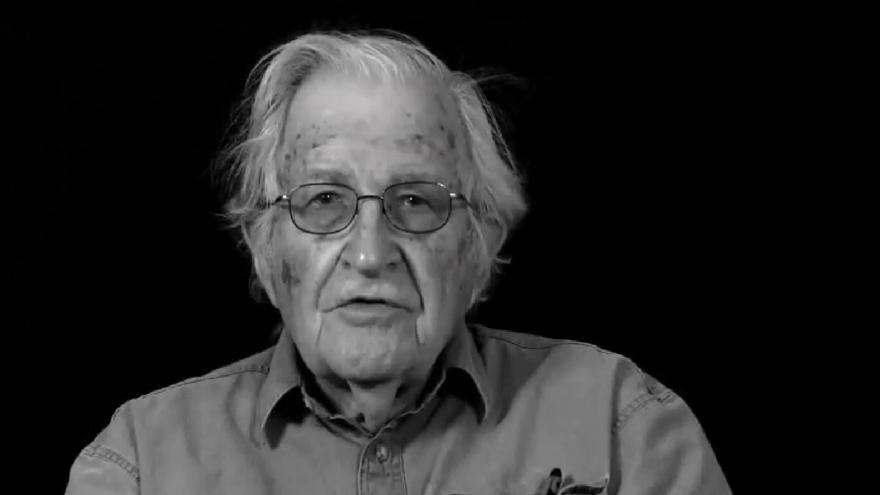 El activista estadounidense Noam Chomsky, en el vídeo de Òmnium Cultural