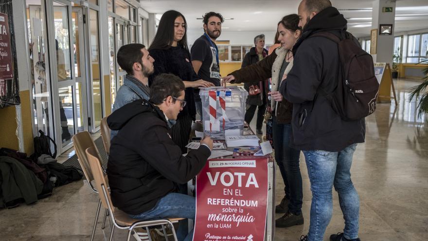 Un grupo de estudiantes se acerca a la mesa para votar en el referéndum sobre el rey organizado en la Autónoma de Madrid.