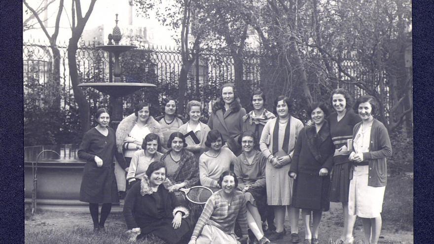 Un grupo de estudiantes de la residencia de señoritas republicana en su sede de Madrid.
