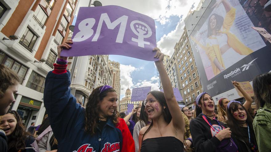 Dos estudiantes sostienen una pancarta durante la manifestación del 8M