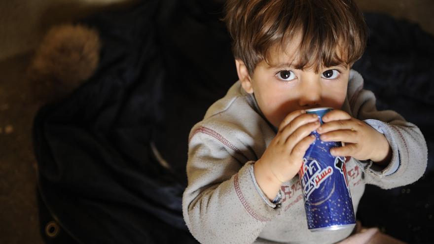 El consumo excesivo de bebidas azucaradas está relacionado con la epidemia global de obesidad infantil