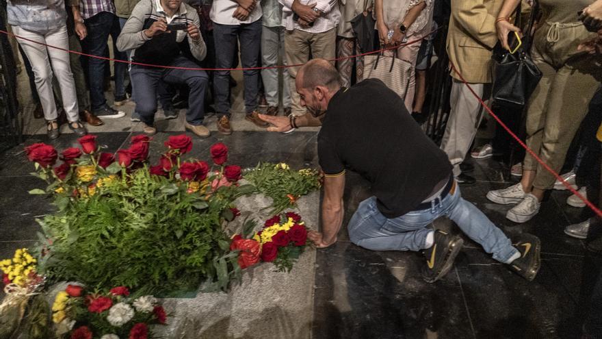 Un hombre hace un amago de saludo fascista ante la tumba de Franco en el Valle de los Caídos el 4 de octubre.