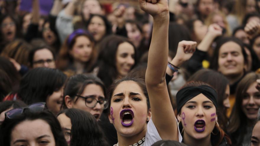 Una feminista levanta el puño en una concentración feminista en la Puerta del Sol este 8M. 