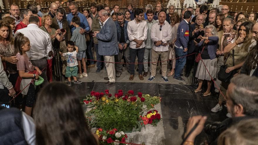 Un grupo de nostálgicos del franquismo rodea la tumba de Franco el 4 de octubre.