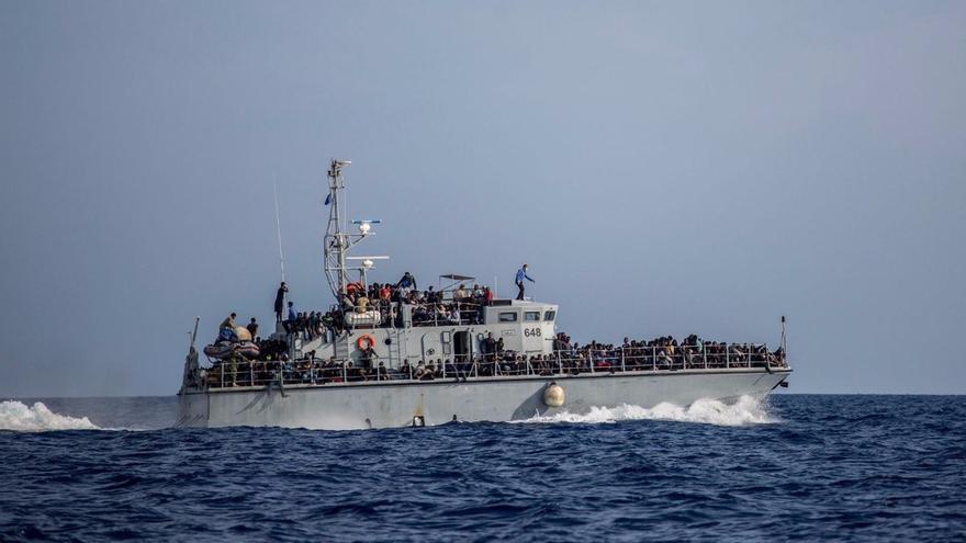 El barco guardacostas libio que ha interceptado una de las pateras que intentaba llegar a aguas italianas.