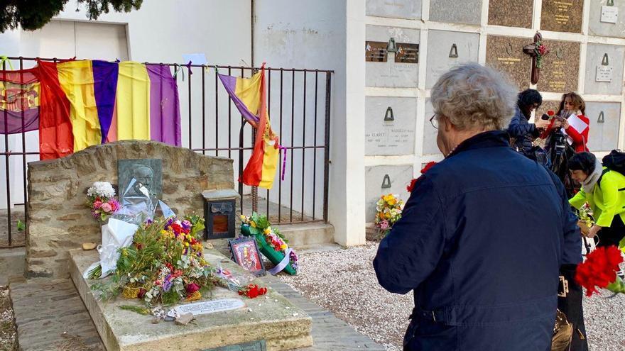 El hispanista Ian Gibson poco antes de lanzar un clavel rojo sobre la tumba de Antonio Machado
