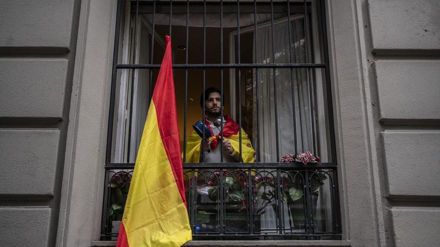 Un hombre con una cacerola protestando contra el confinamiento en Madrid.