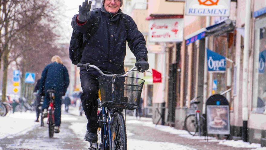 Un hombre se desplaza en bicicleta en Malmö (Suecia)