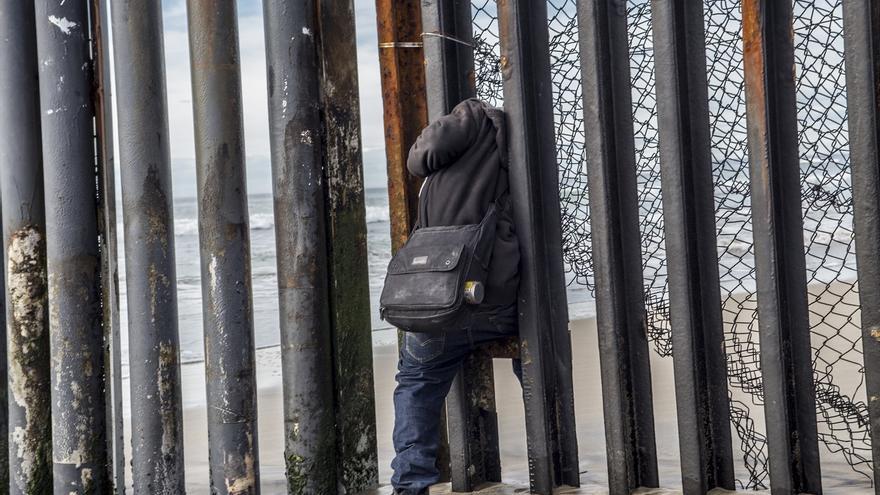 Un migrante hondureño prueba suerte y trata de cruzar la frontera escapando de la vigilancia de la patrulla fronteriza