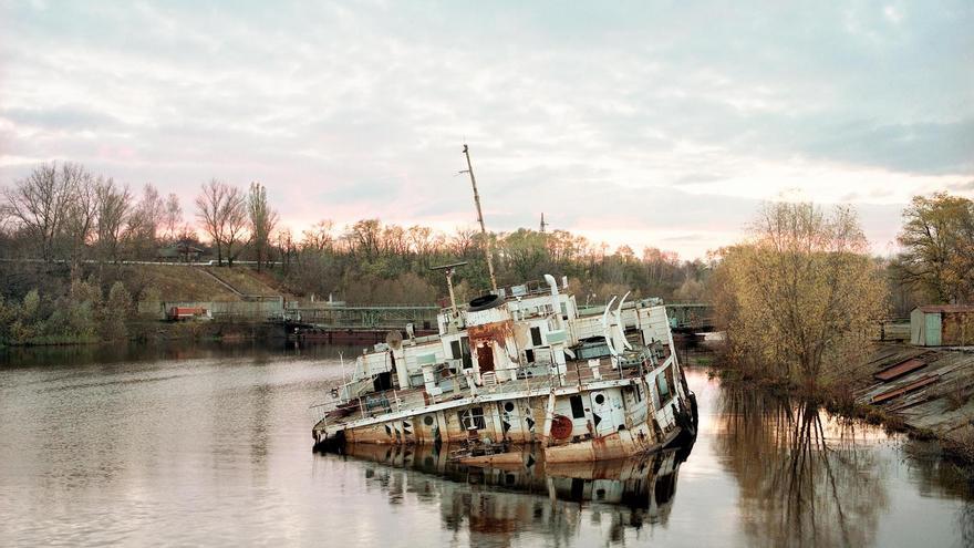 El hundimiento de un barco en el río Prípiat. Octubre de 1998.