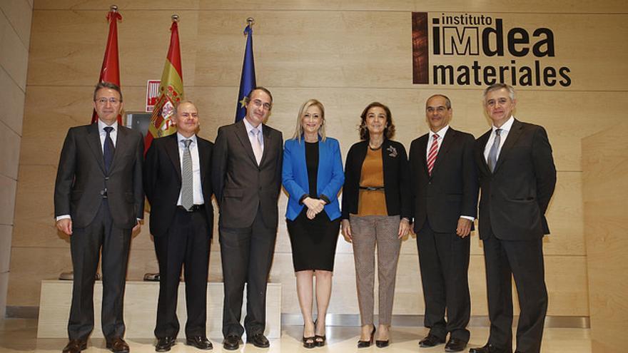 El rector a la izquierda de la presidenta de la Comunidad de Madrid, organismo del que se financia