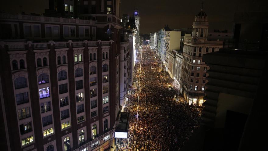 La manifestación feminista recorre la Gran Vía para acabar en Plaza de España. 