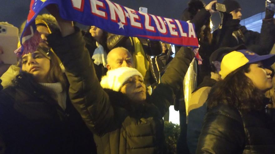 One of the attendees at the demonstration at the Puerta del Sol in Madrid holds a Venezuelan flag