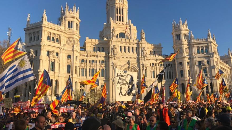 La manifestaciÃ³n en defensa del derecho a la autodeterminaciÃ³n, a su paso por el Ayuntamiento de Madrid