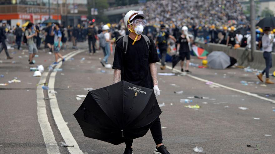 Un manifestante sostiene un paraguas durante las protestas en Hong Kong. 