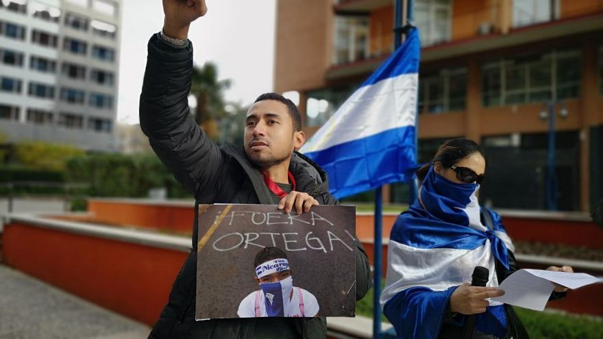 manifestantes-frente-embajada-Nicaragua-Espana_EDIIMA20181220_0555_19.jpg