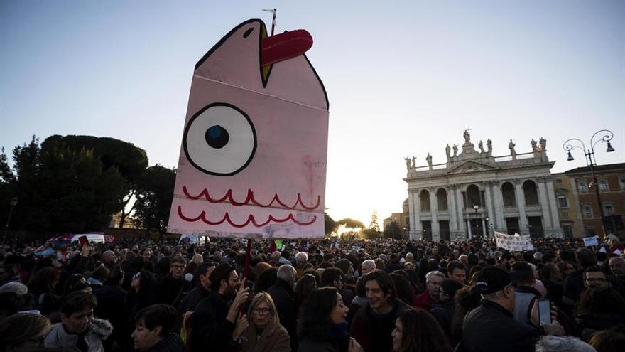 Los manifestantes sostienen pancartas con dibujos de sardinas y lemas como "Roma no se rinde" 