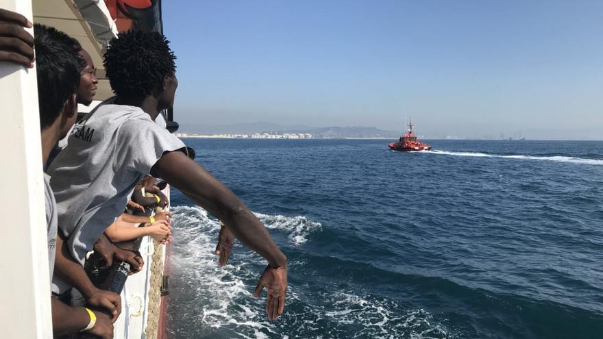 Los migrantes rescatados por el Open Arms llegando a Barcelona.