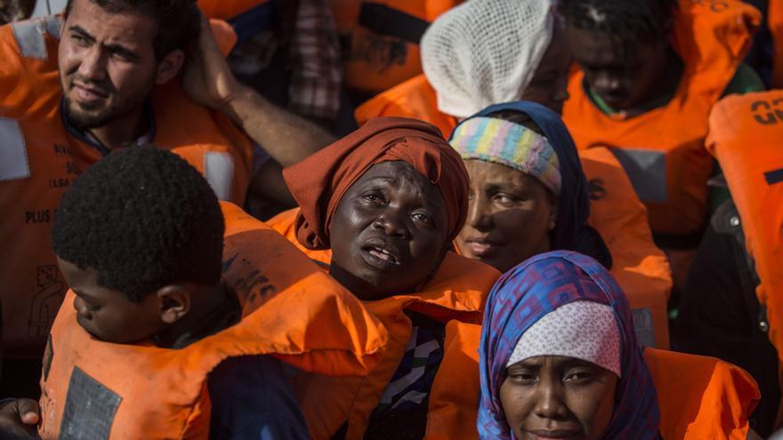 Algunos de los migrantes rescatados por Open Arms este sábado en el Mediterráneo. 