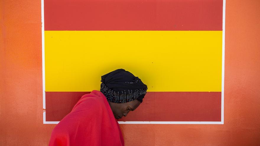 Una mujer en un barco de Salvamento Marítimo en el Puerto de Algeciras