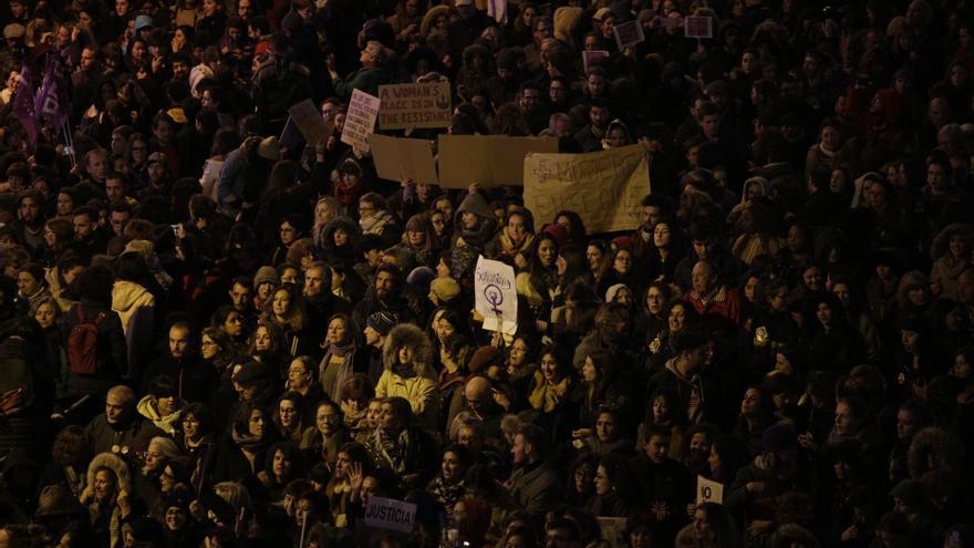 Una multitud feminista llena las calles de Madrid este 8M. 