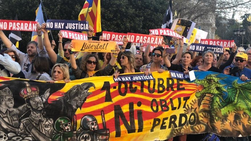 '1 de octubre. Ni olvido ni perdÃ³n', entre las pancartas de la manifestaciÃ³n por el derecho a decidir en Madrid