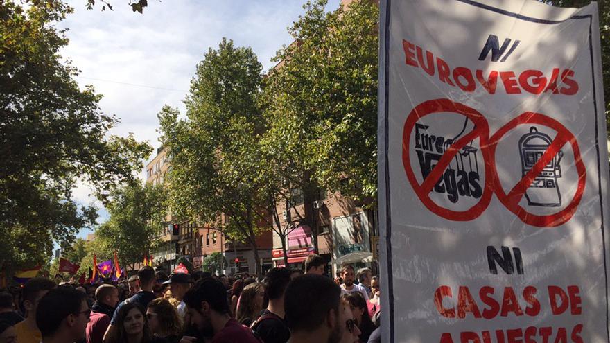 Una de las pancartas de la manifestación contra las casas en apuestas de Madrid
