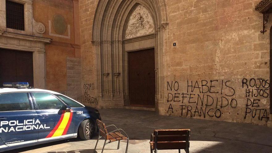 Pintadas contra los obispos en una iglesia de Valencia