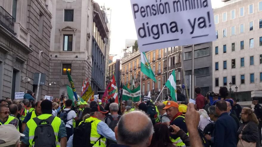 Los pensionistas llegados desde Rota (Cádiz) y Bilbao en defensa del sistema público de pensiones se dirigen al Congreso para dejar sus botas. 