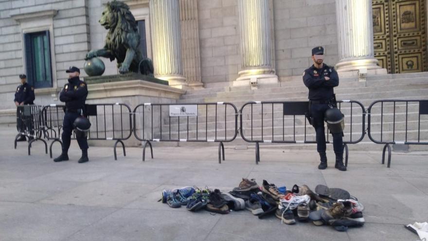 Las botas y zapatillas que han dejado los pensionistas llegados desde Rota (Cádiz) y Bilbao hasta el Congreso en defensa del sistema público de pensiones. 