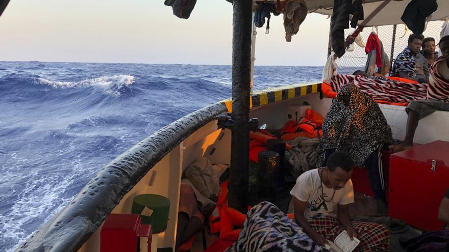 Una persona migrante a bordo del Open Arms. 