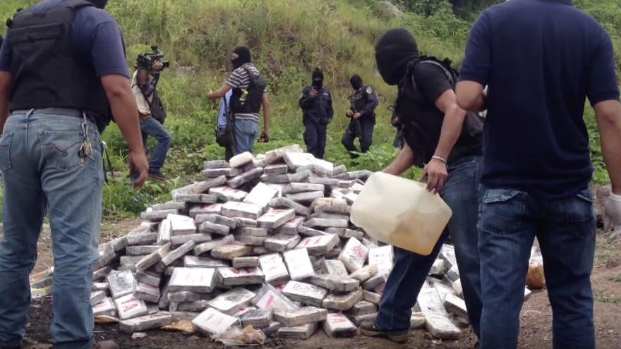 La policía hondureña quema un cargamento de cocaína de una tonelada.