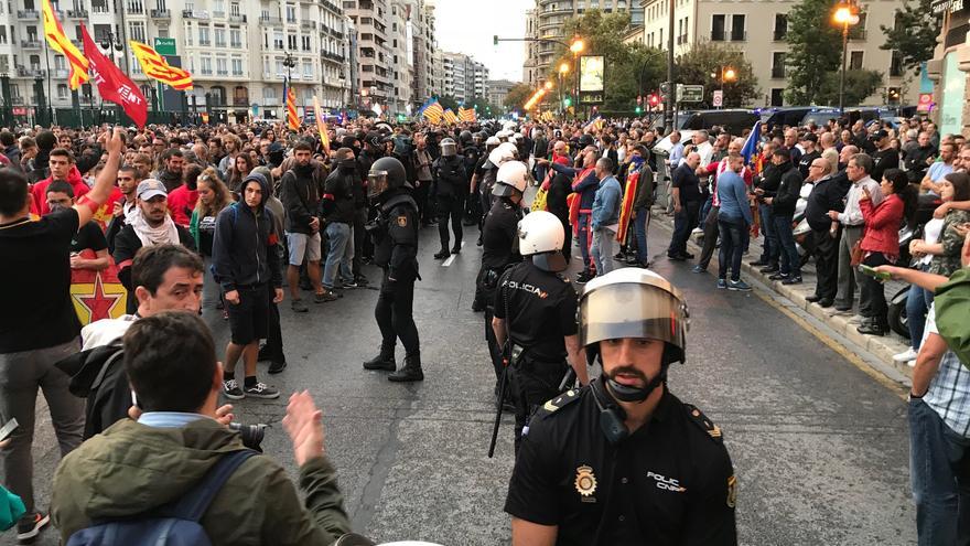 La policía hace un cordón a la manifestación para evitar que grupos de extrema derecha la revienten.