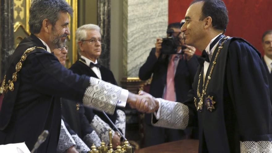 El presidente del CJPJ, Carles Lesmes, saluda a Manuel Marchena durante su toma de posesión como presidente de la Sala de lo Penal del Supremo